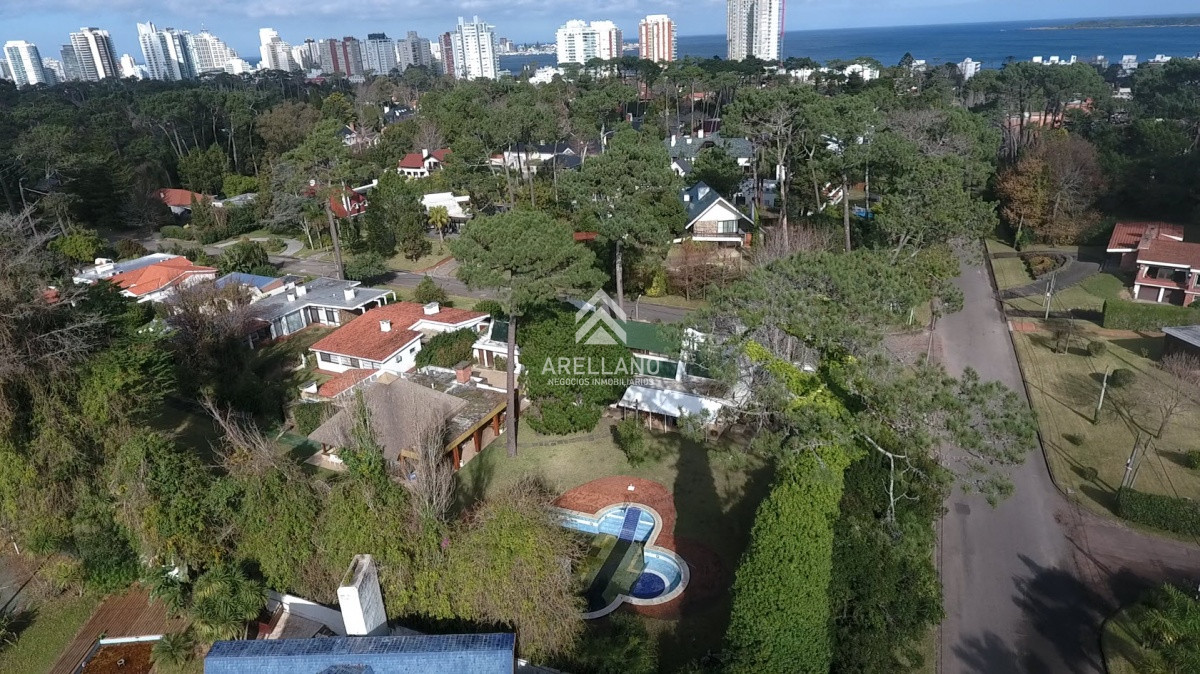 Casa ID.381 - VENTA CASA 5 DORMITORIOS en Playa Mansa