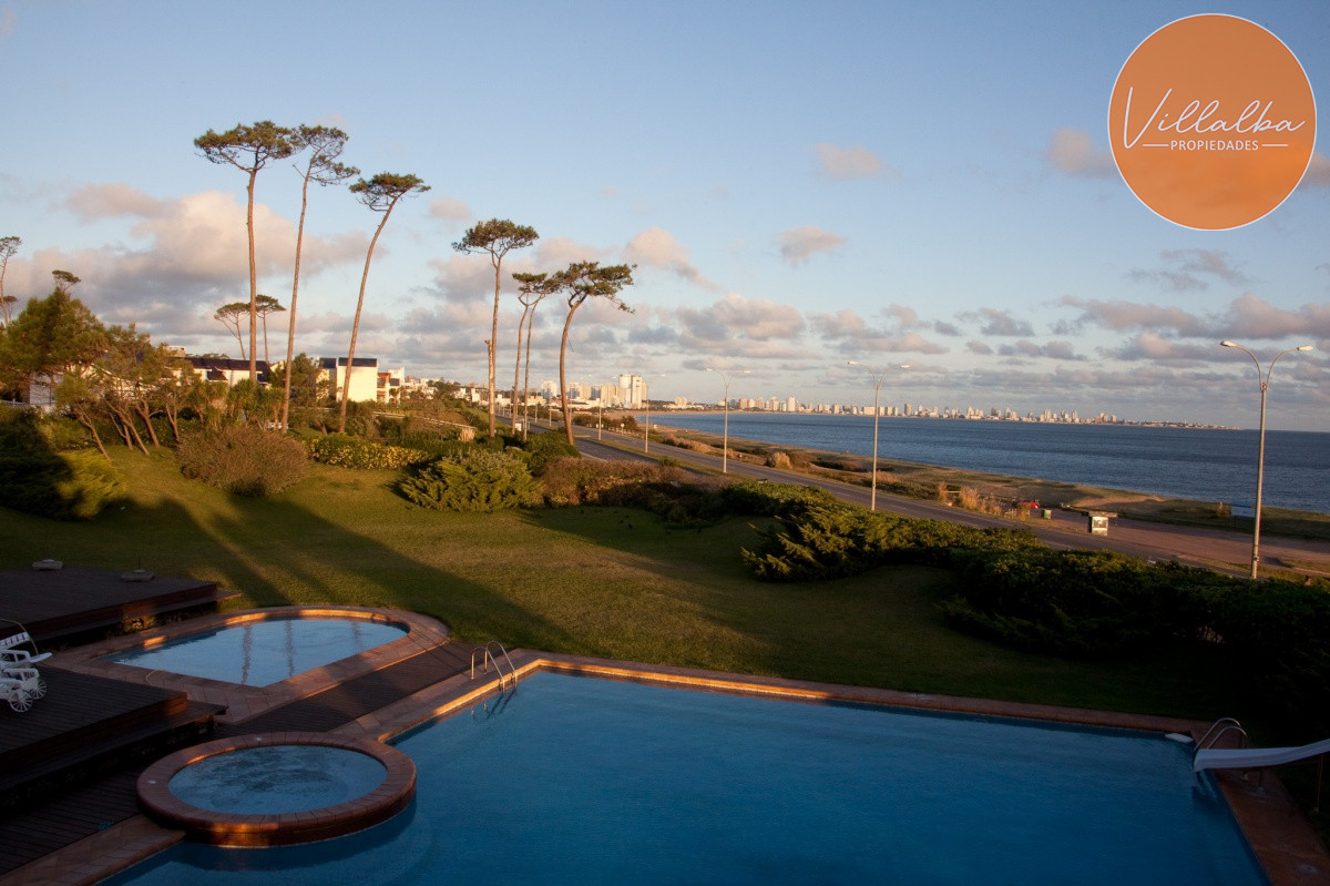Casa ID.939 - Exclusiva Mansión frente al Mar en Punta del Este