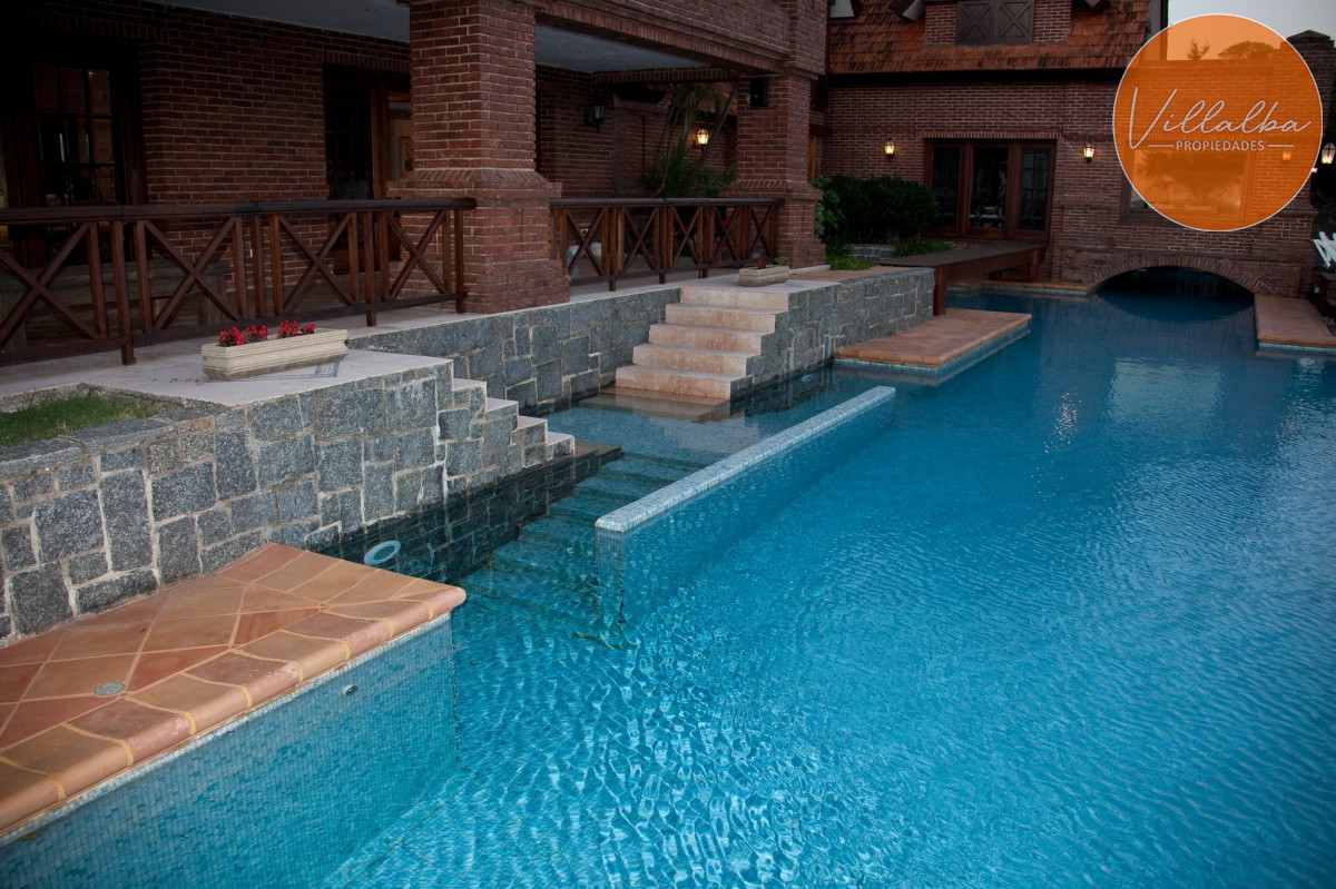 Casa ID.939 - Exclusiva Mansión frente al Mar en Punta del Este