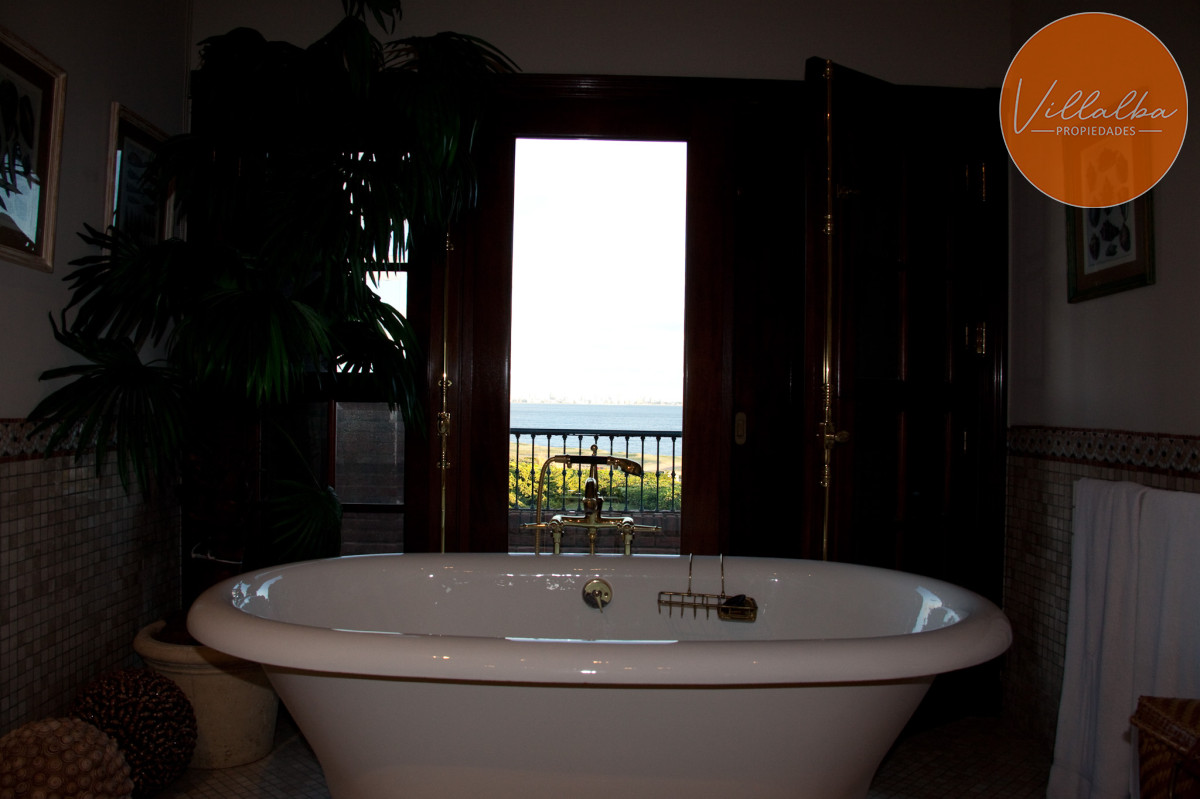 Casa ID.939 - Exclusiva Mansión frente al Mar en Punta del Este