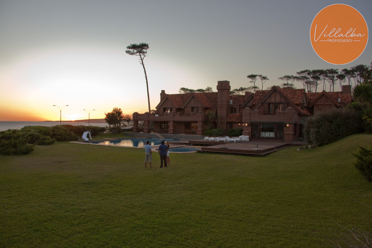 Casa ID.939 - Exclusiva Mansión frente al Mar en Punta del Este