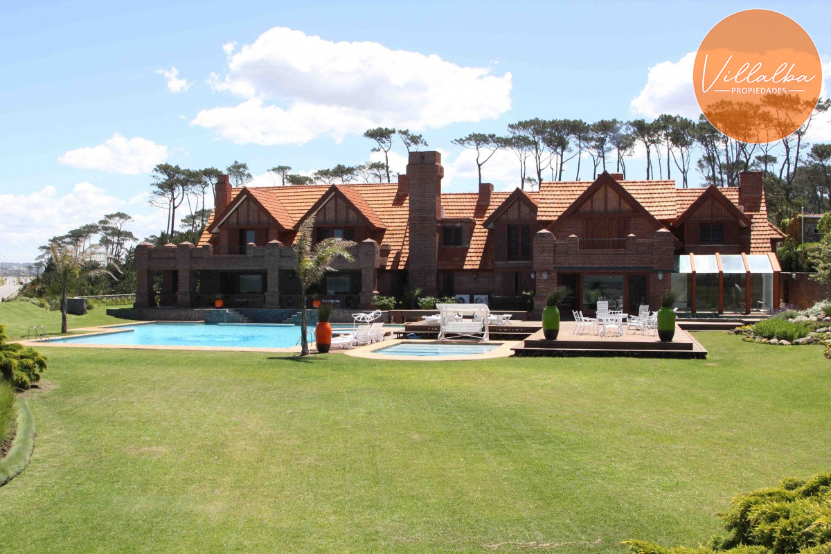 Casa ID.939 - Exclusiva Mansión frente al Mar en Punta del Este