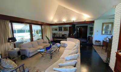 Importante Residencia en la Playa Mansa