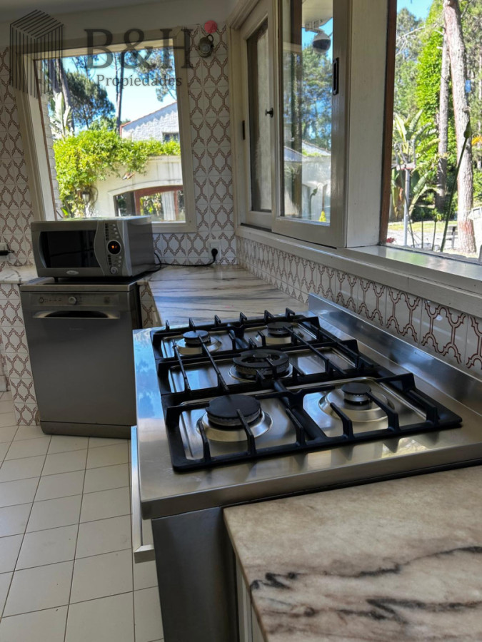 Casa ID.6271 - Casa en alquiler Enero Barrio Lugano Arbolada 