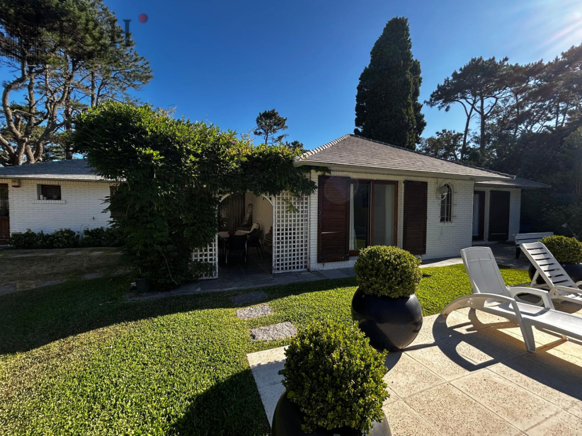 Casa ID.6271 - Casa en alquiler Enero Barrio Lugano Arbolada 