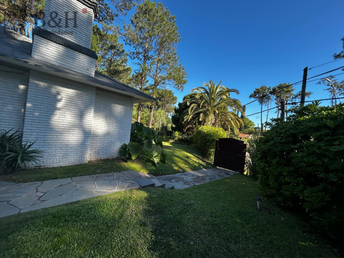 Casa ID.6271 - Casa en alquiler Enero Barrio Lugano Arbolada 