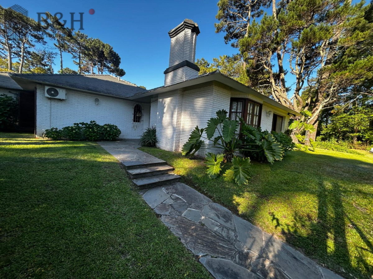 Casa ID.6271 - Casa en alquiler Enero Barrio Lugano Arbolada 