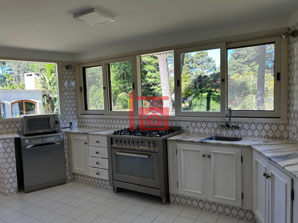 Casa ID.459 - Casa en alquiler Enero Barrio Lugano Arbolada 