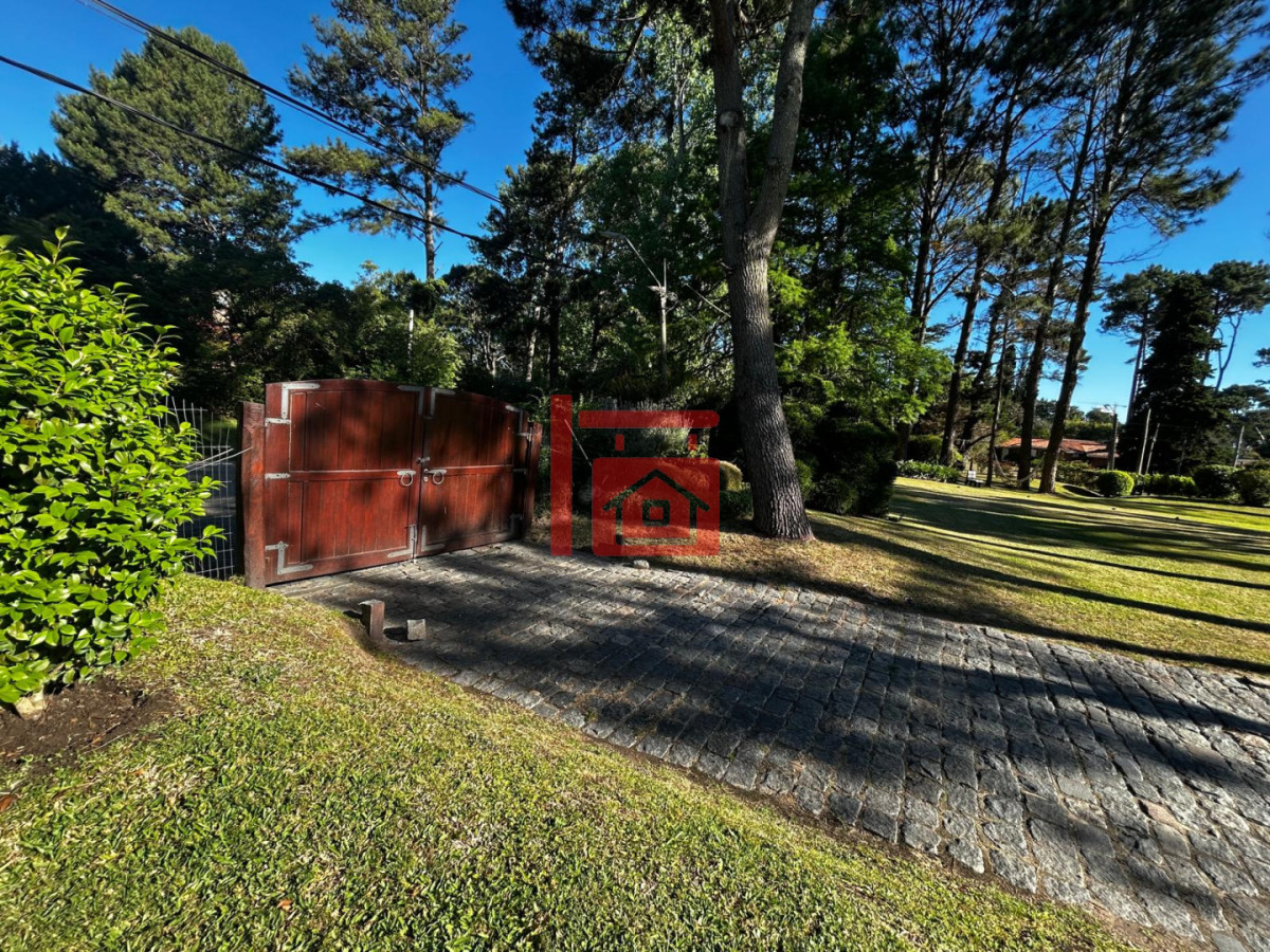 Casa ID.459 - Casa en alquiler Enero Barrio Lugano Arbolada 