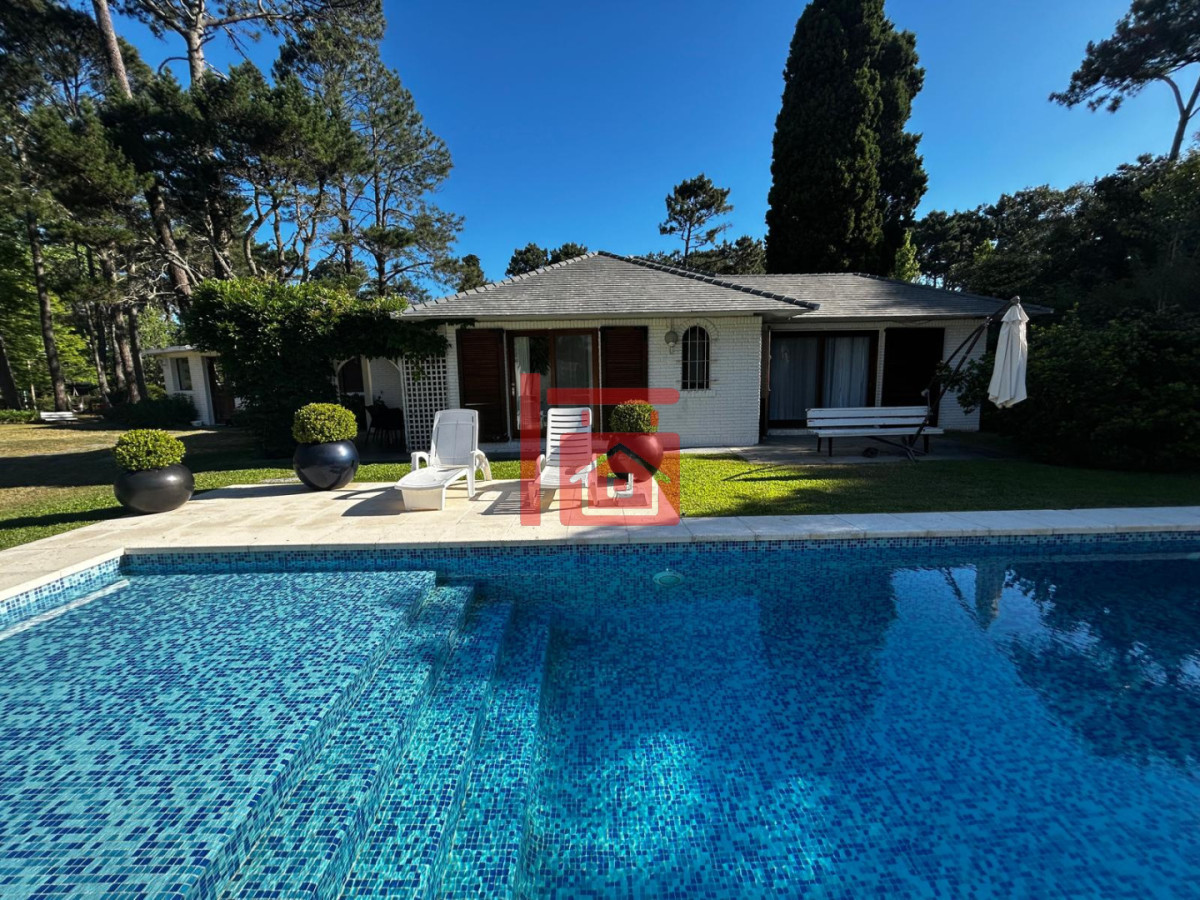 Casa ID.459 - Casa en alquiler Enero Barrio Lugano Arbolada 