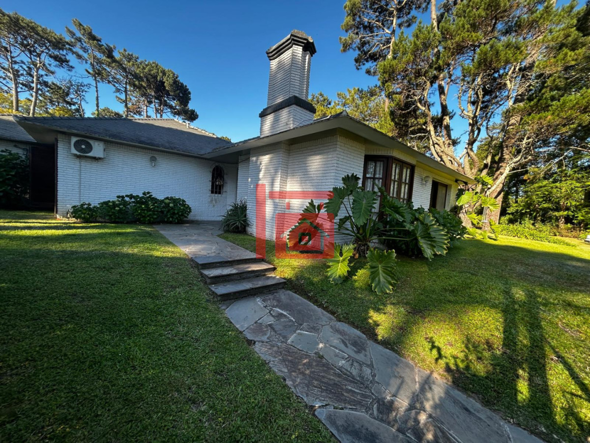 Casa ID.459 - Casa en alquiler Enero Barrio Lugano Arbolada 