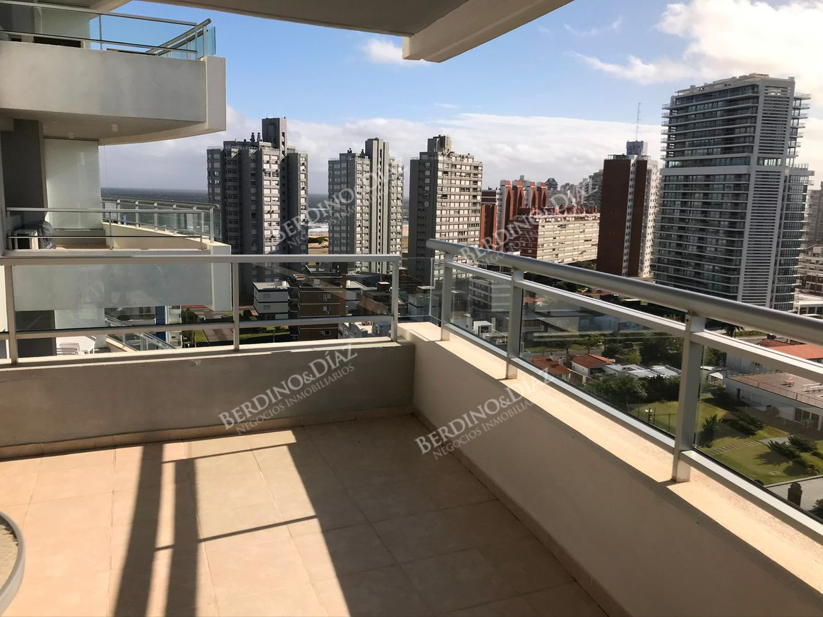 Apartamento ID.1999 - Apartamento en venta en Playa Brava 3 dormitorios