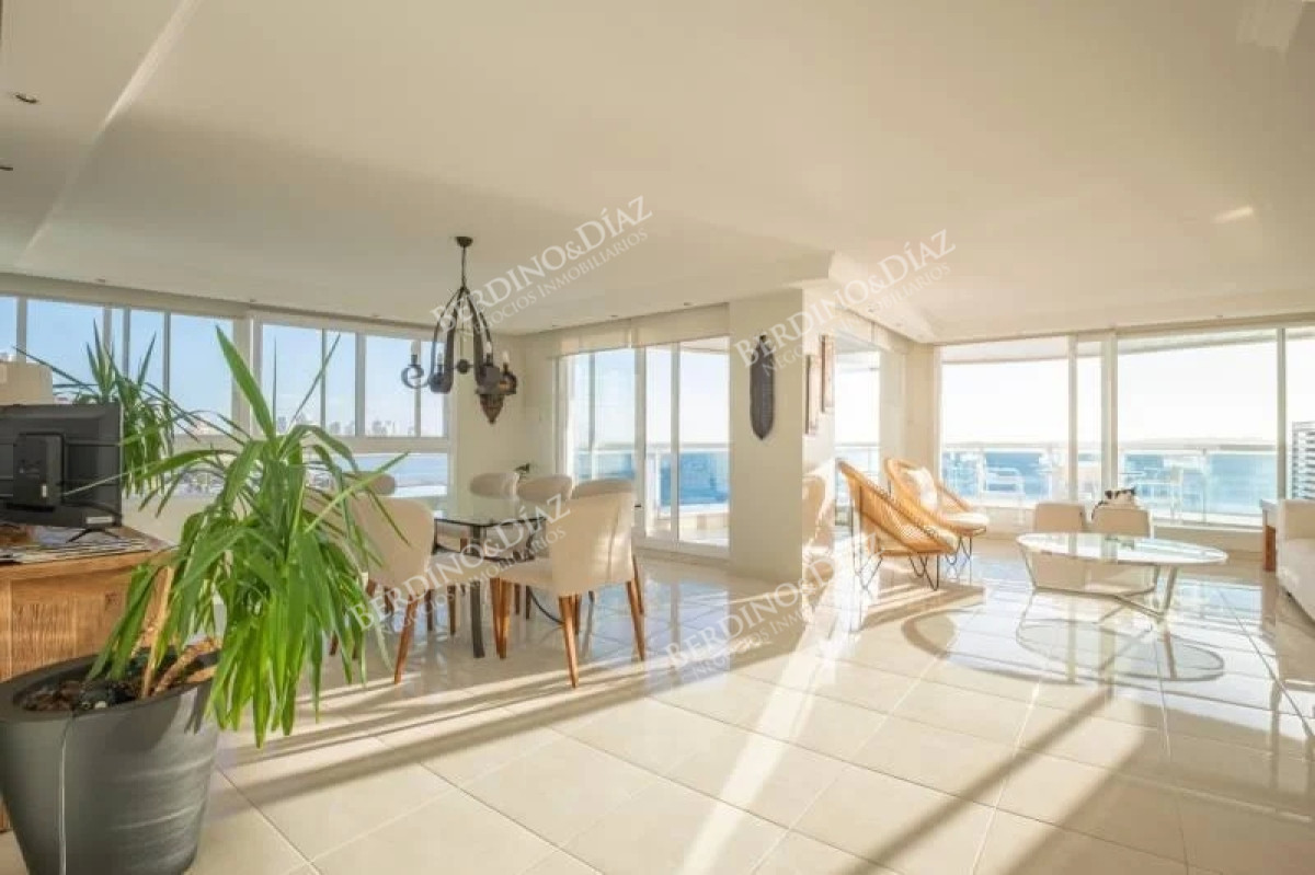 Apartamento ID.2328 - Apartamento frente a playa Mansa 3 dormitorios en venta