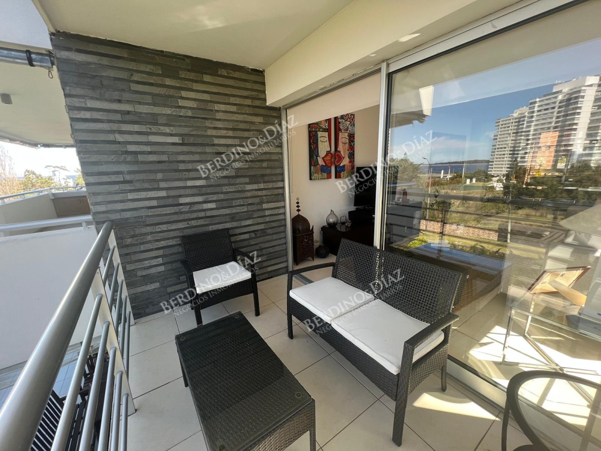 Apartamento ID.2031 - Apartamento en venta Playa Mansa Parrillero propio