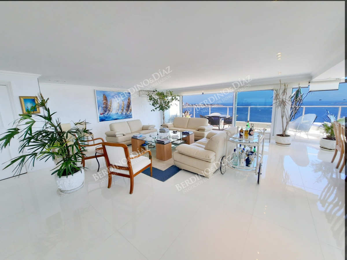 Apartamento ID.1290 - En venta  PentHouse en Playa Mansa reciclado  Punta del Este