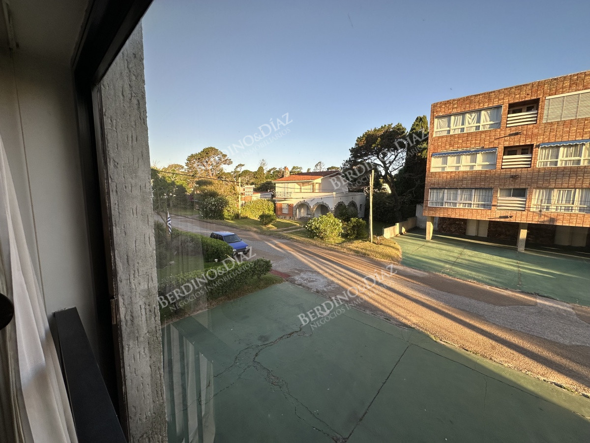 Apartamento ID.1568 - Apartamento en Venta Punta del Este Primera Linea en Playa Mansa tres dorm mas dependencia