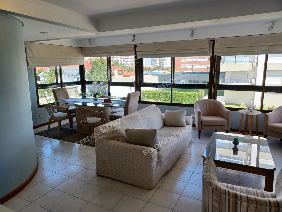Apartamento ID.2840 - Apartamento en venta Playa Mansa 3 dormitorios