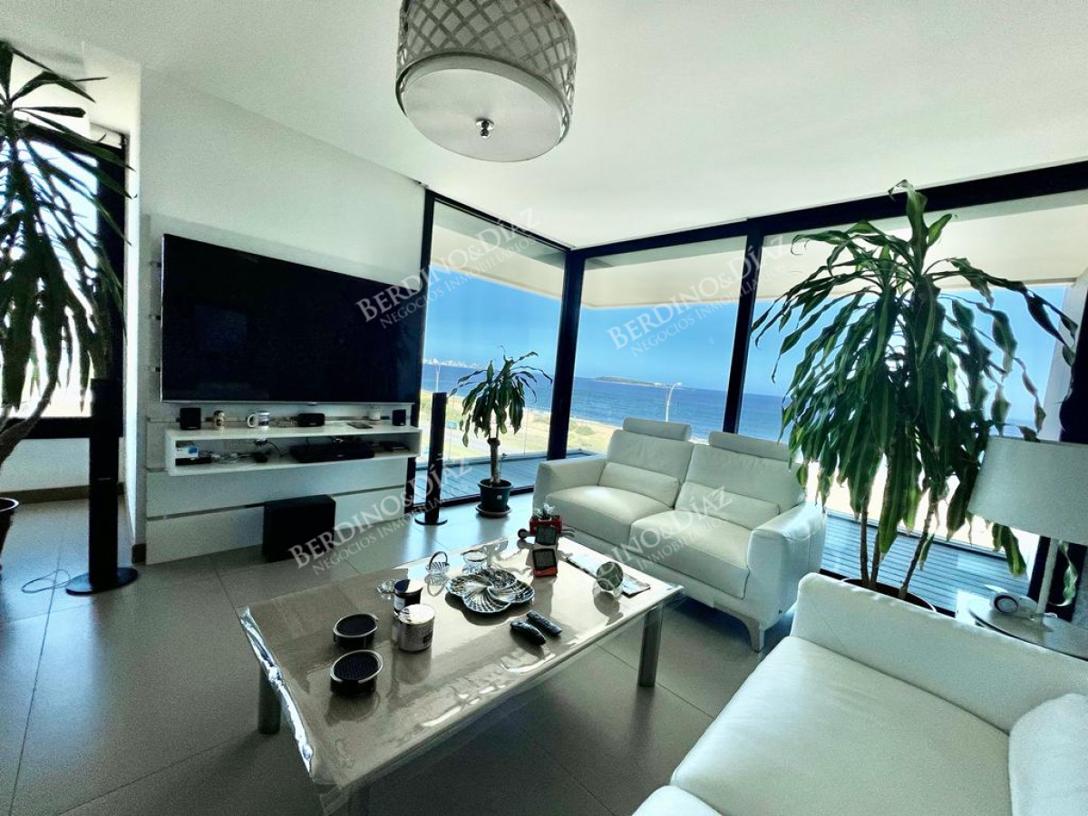 Apartamento ID.2561 - Playa Mansa Apartamento 3 suites frente al mar  y servicios