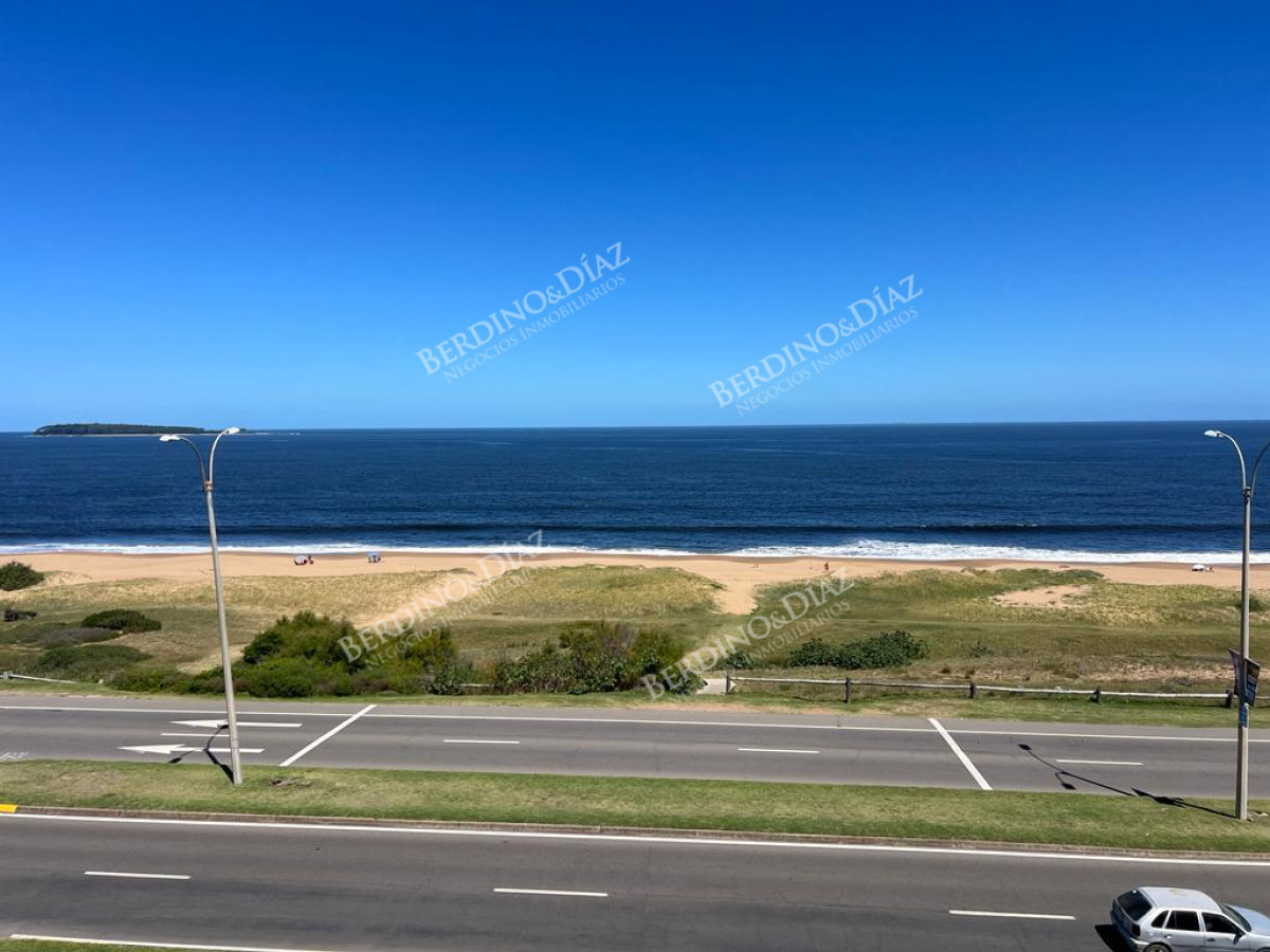 Apartamento ID.2561 - Playa Mansa Apartamento 3 suites frente al mar  y servicios