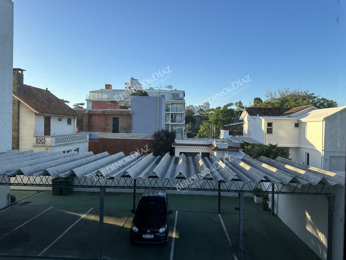 Apartamento ID.1568 - Apartamento en Venta Punta del Este Primera Linea en Playa Mansa tres dorm mas dependencia