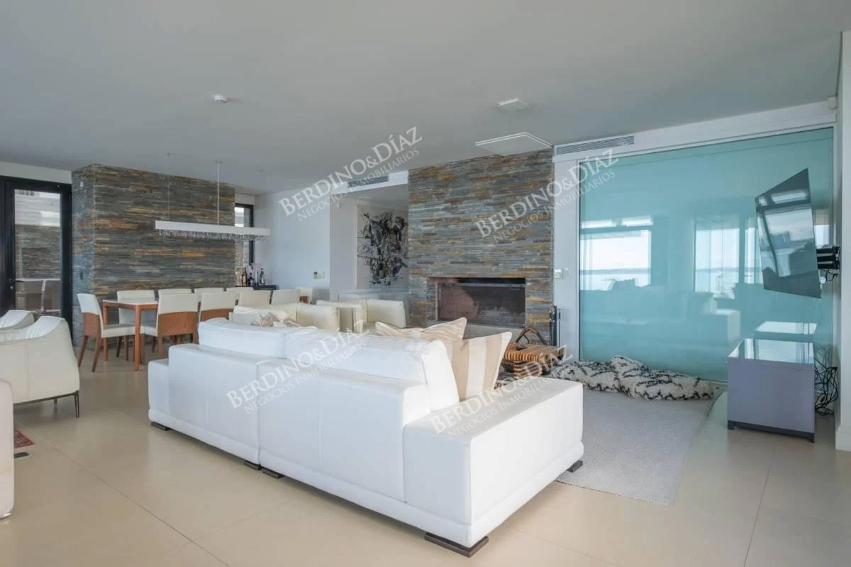 Apartamento ID.2324 - Formidable artamento en venta frente a puerto Punta del Este