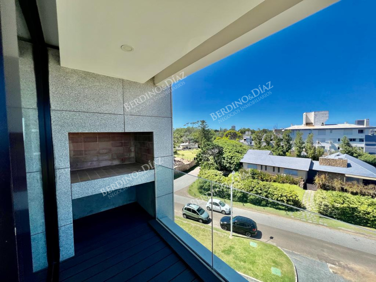 Apartamento ID.2561 - Playa Mansa Apartamento 3 suites frente al mar  y servicios