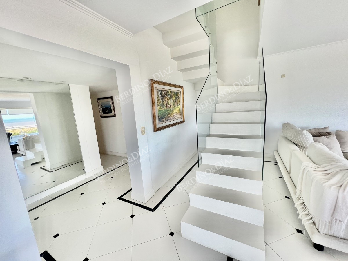 Apartamento ID.2160 - Penthouse en venta Rincon del Indio espectacular vista al mar
