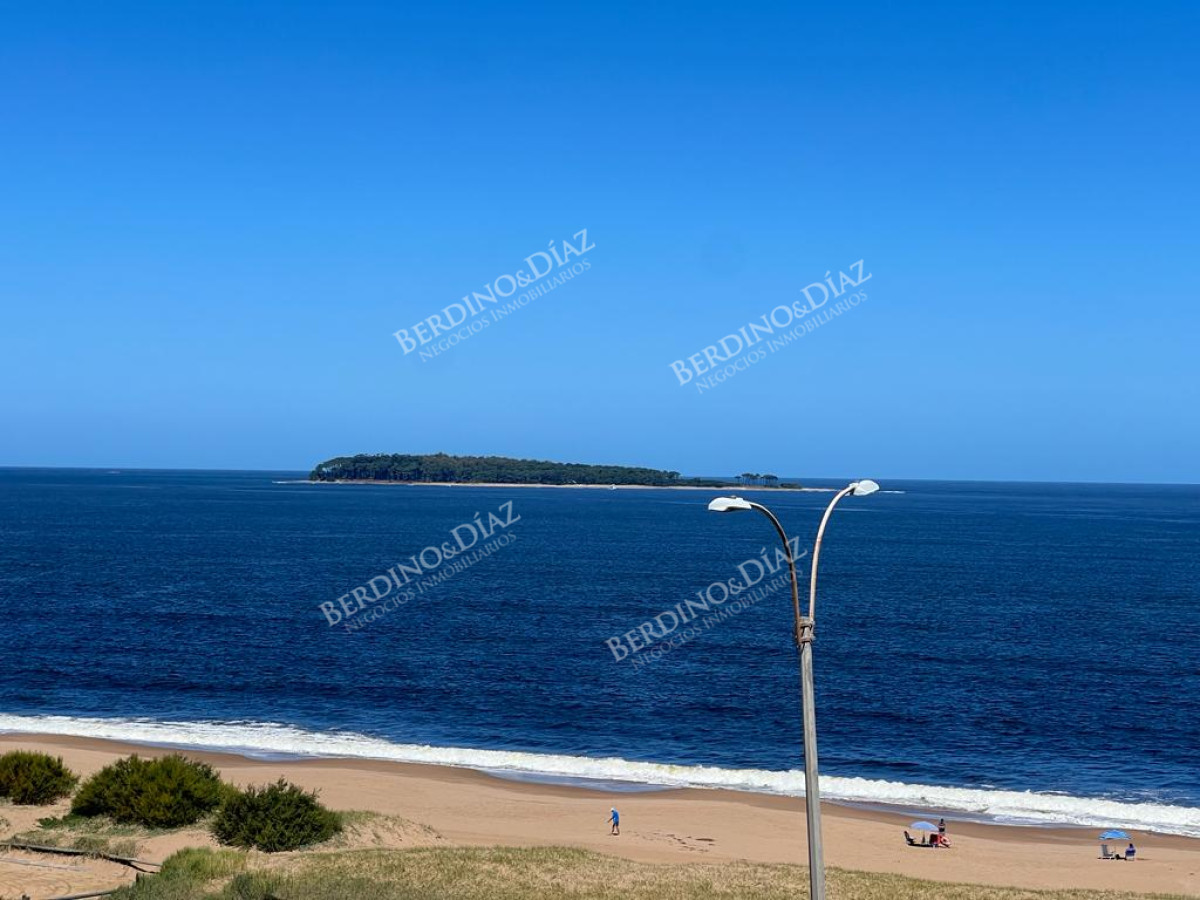 Apartamento ID.2561 - Playa Mansa Apartamento 3 suites frente al mar  y servicios