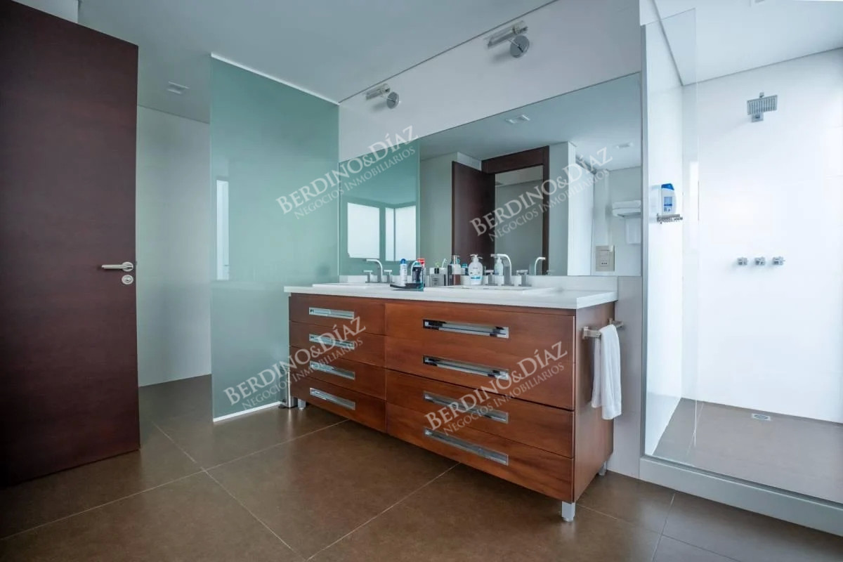 Apartamento ID.2324 - Formidable artamento en venta frente a puerto Punta del Este