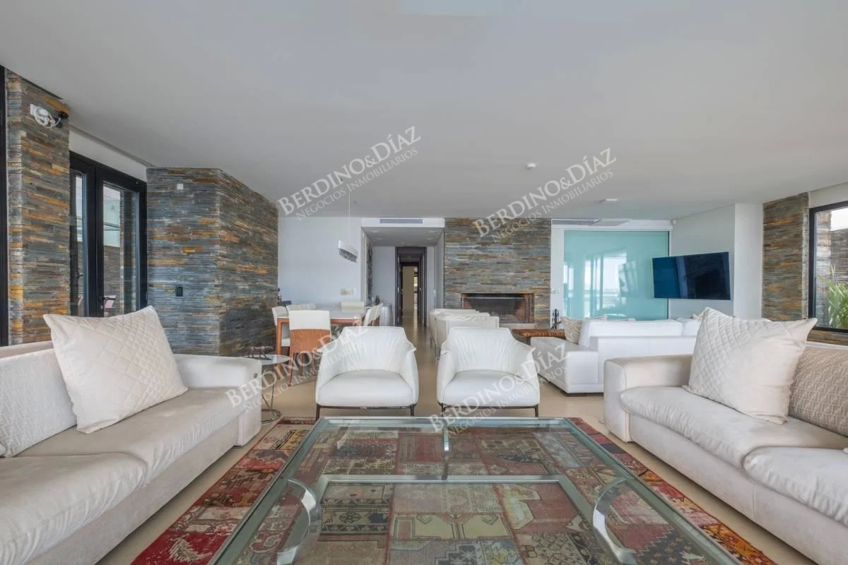 Apartamento ID.2324 - Formidable artamento en venta frente a puerto Punta del Este