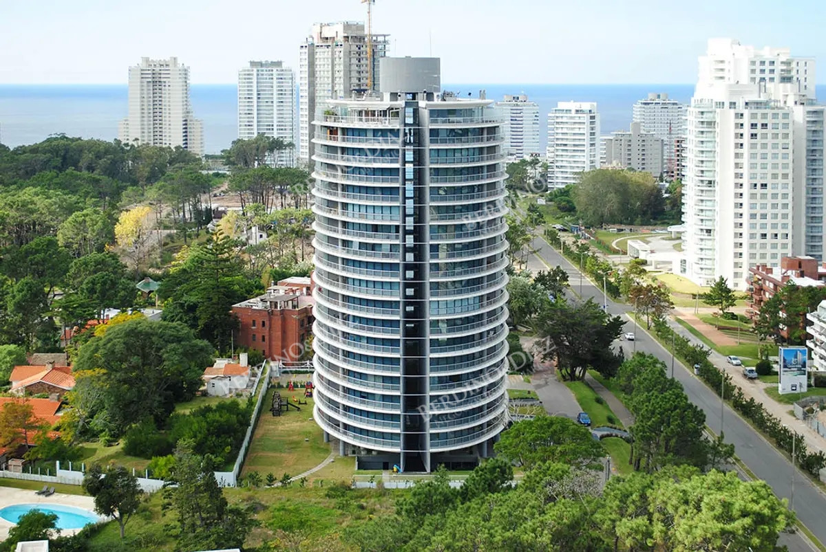 Apartamento ID.2810 - Apartamento en venta 3 dormitorios Torre con servicios
