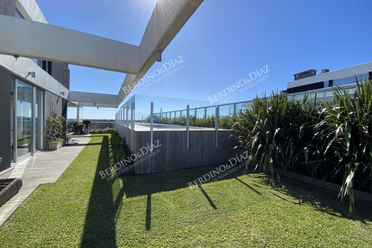 Apartamento ID.2441 - Penthouse en Playa Brava Espectacular