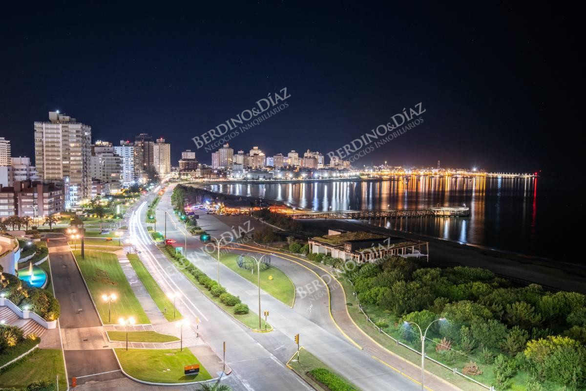 Apartamento ID.2328 - Apartamento frente a playa Mansa 3 dormitorios en venta