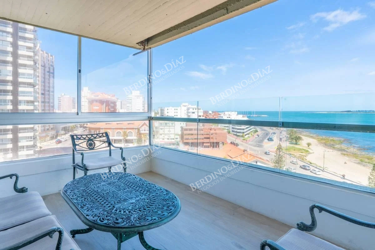 Apartamento ID.2336 - Apartamento frente a Playa Mansa vista al mar 3 dormitorios y servicio 