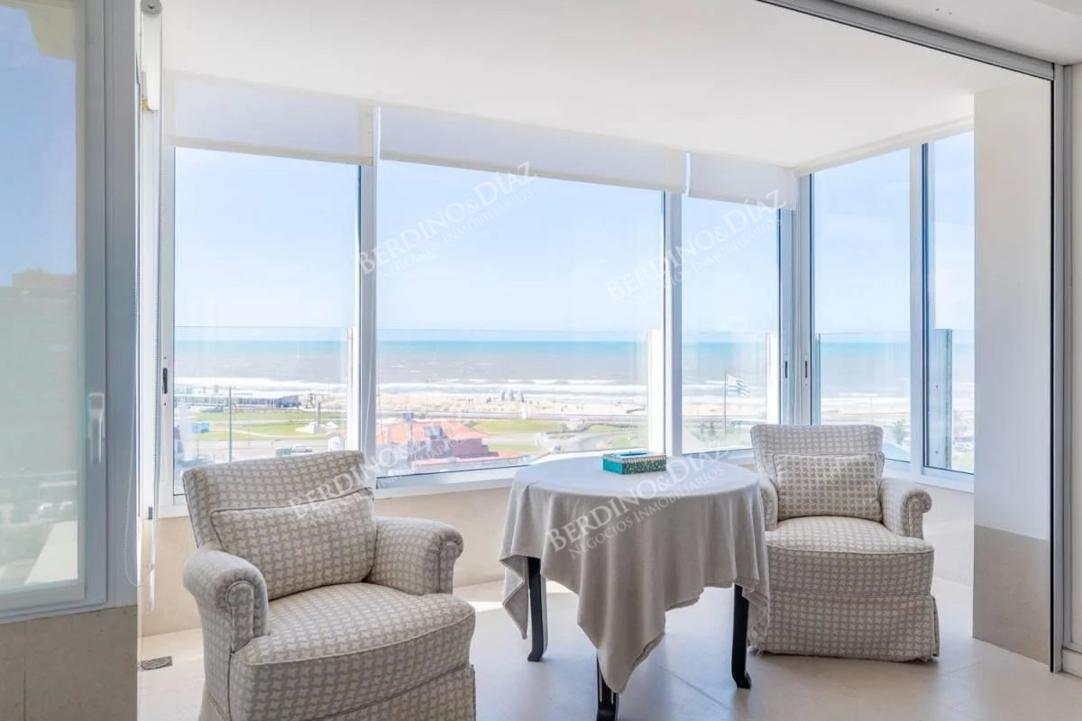 Apartamento ID.2336 - Apartamento frente a Playa Mansa vista al mar 3 dormitorios y servicio 