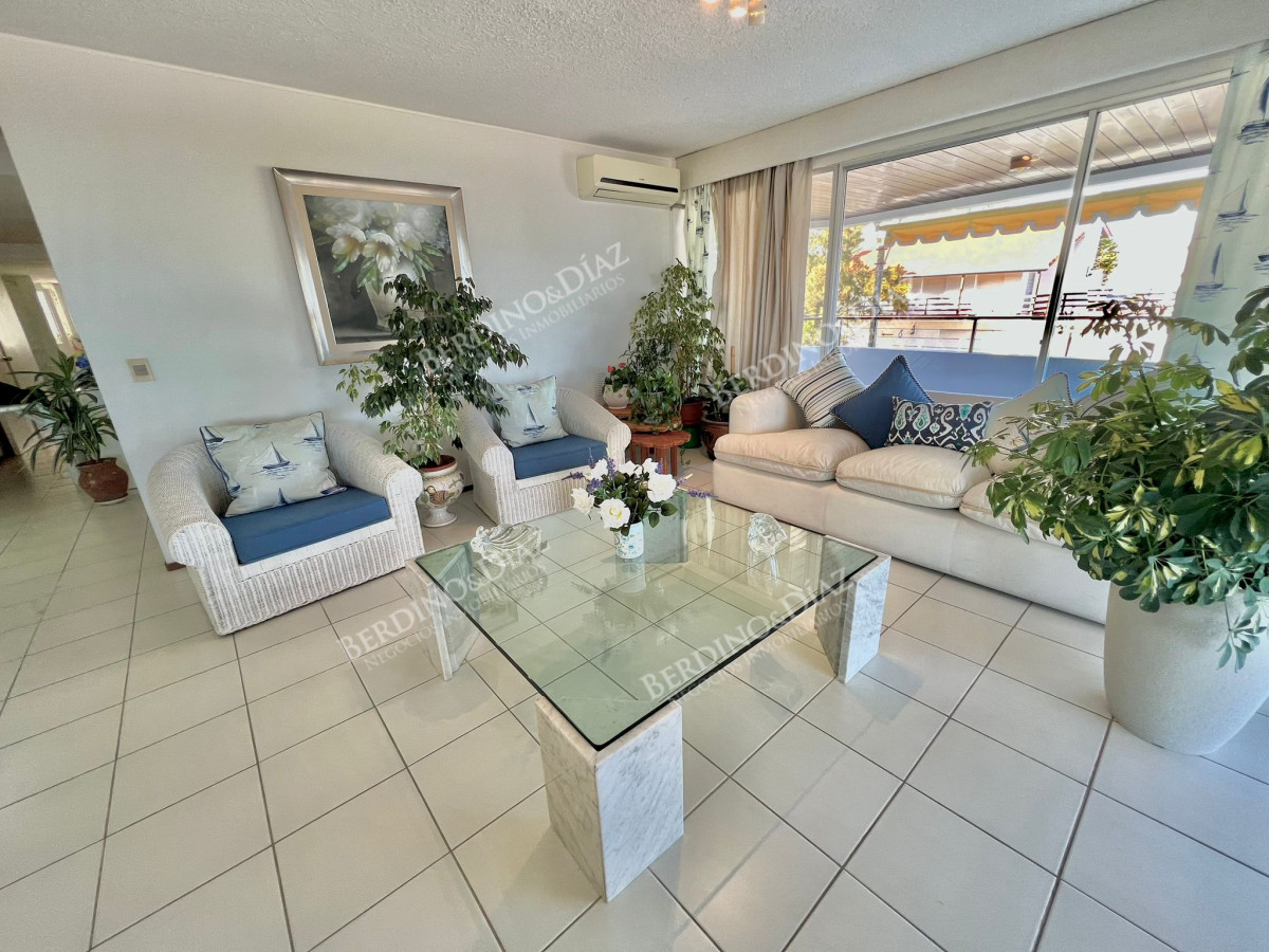 Apartamento ID.1744 - Puerto Punta del Este Apartamento de 3 dormitorios y dependencia