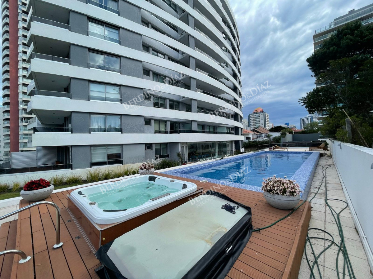 Apartamento ID.2960 - Apartamento en venta 2 dormitorios a 1 cuadra de Playa Brava 