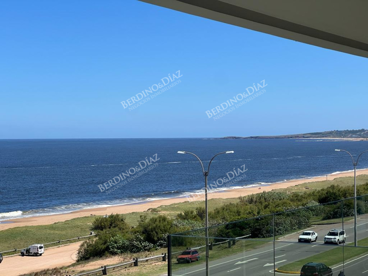 Apartamento ID.2561 - Playa Mansa Apartamento 3 suites frente al mar  y servicios