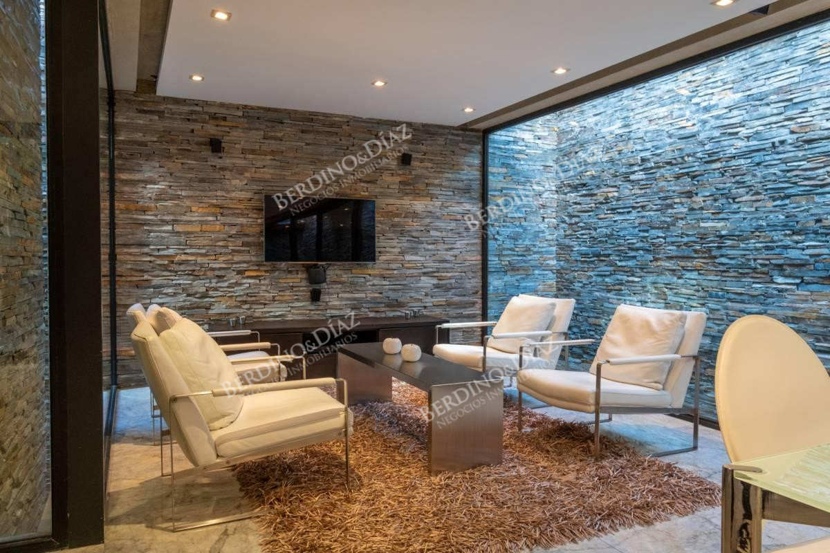 Apartamento ID.2324 - Formidable artamento en venta frente a puerto Punta del Este