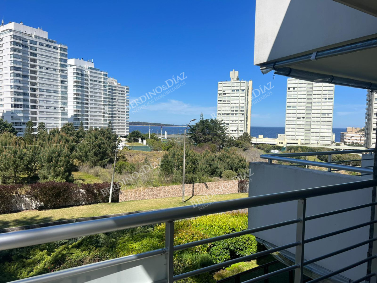 Apartamento ID.2031 - Apartamento en venta Playa Mansa Parrillero propio