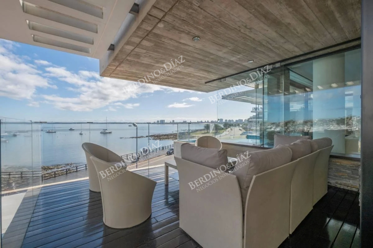 Apartamento ID.2324 - Formidable artamento en venta frente a puerto Punta del Este