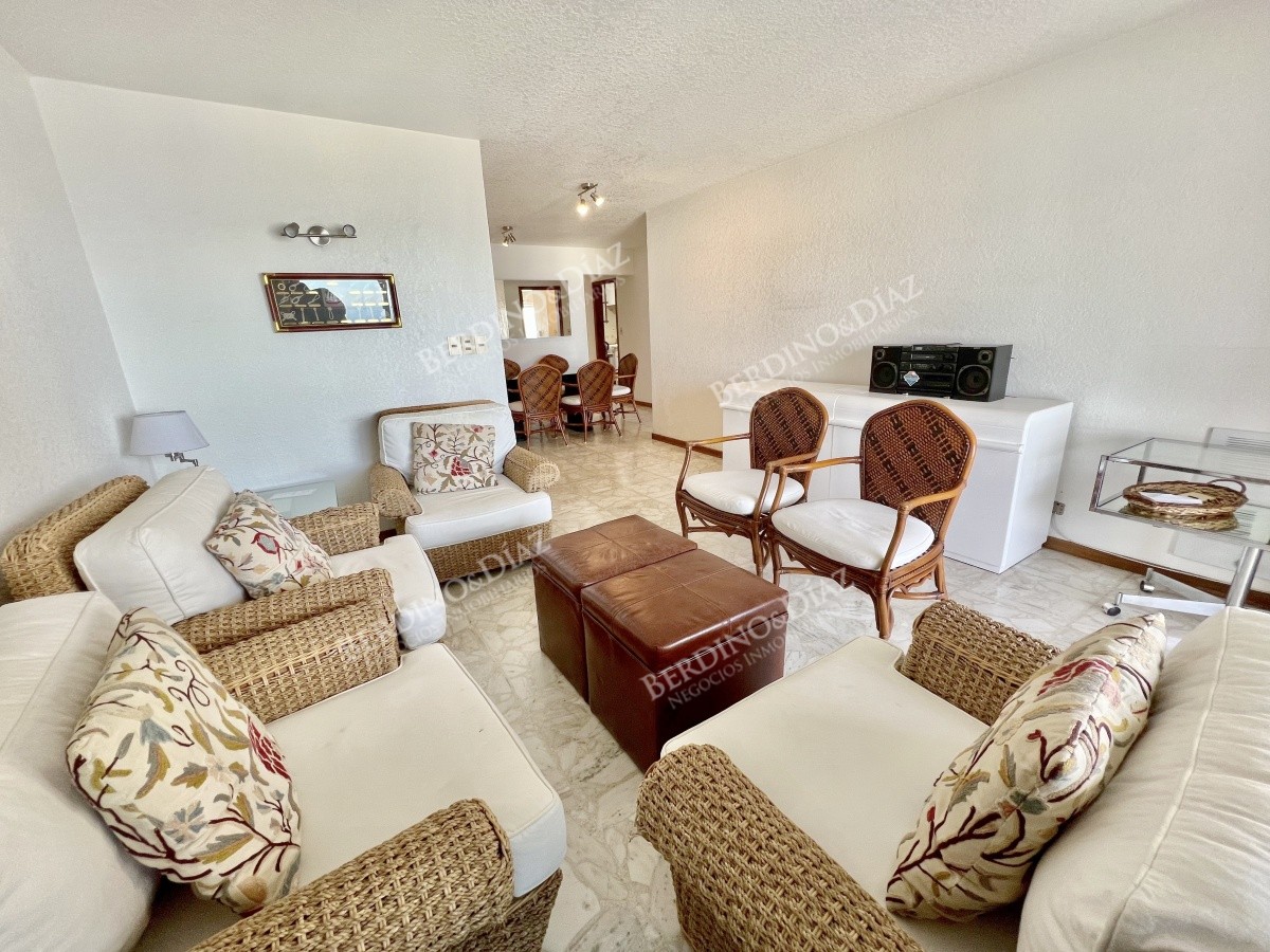 Apartamento ID.1465 - Apartamento en venta  de 3 dormitorios en Playa Mansa