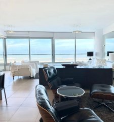 Apartamento esquinero en venta Playa Brava frente al mar