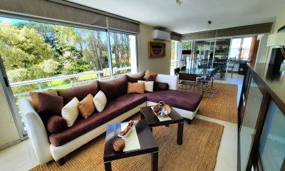 Apartamento  3 dormitorios  Playa Mansa con parrillero propio