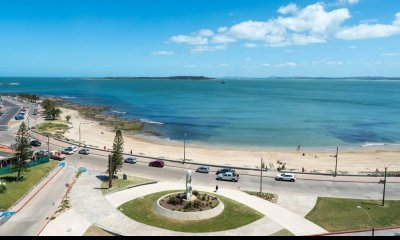 Apartamento frente a Playa Mansa vista al mar 3 dormitorios y servicio