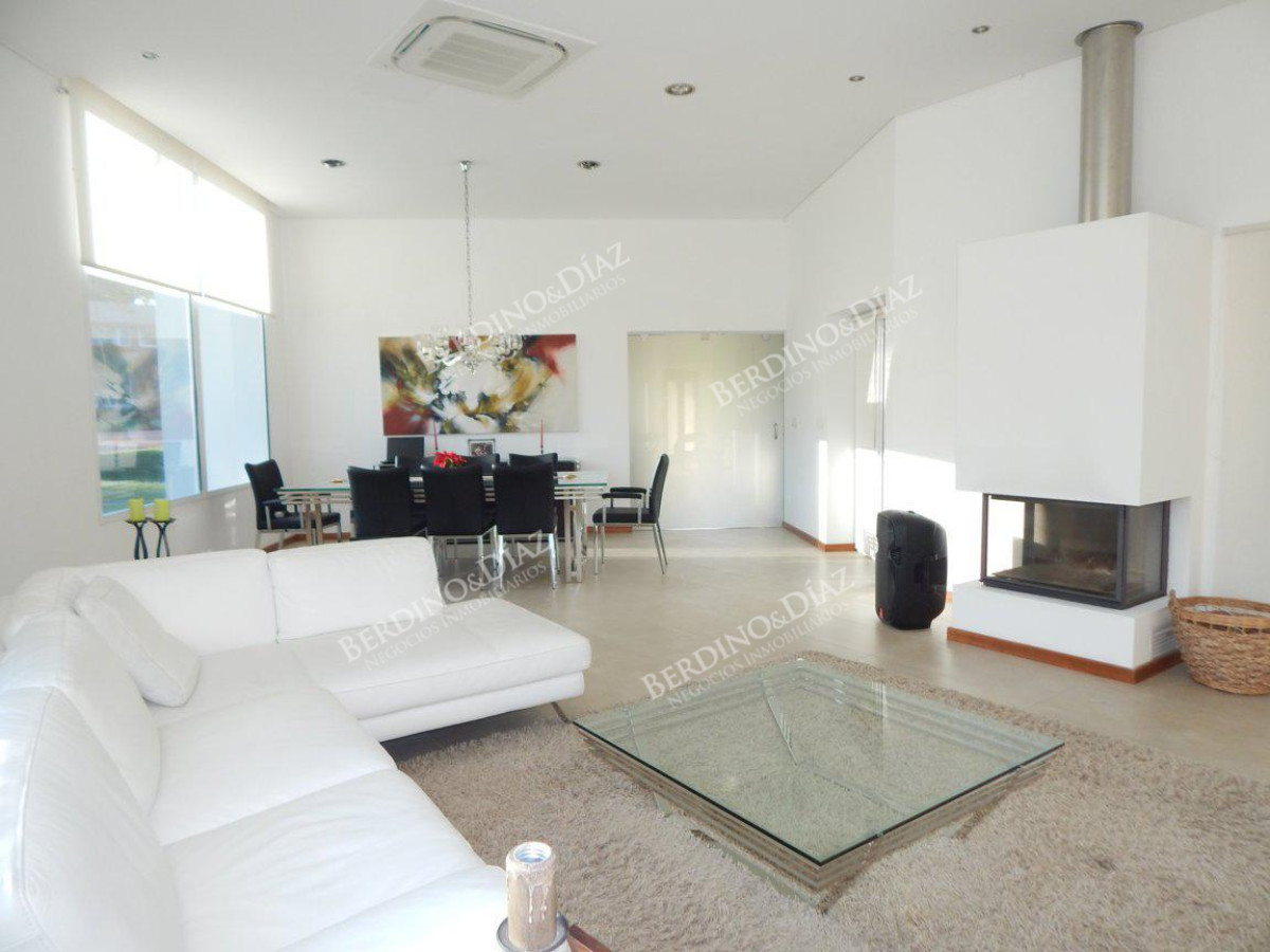 Casa ID.20 -  Casa En Venta Ubicada en el Barrio de Mayor Jerarquía de Punta del Este