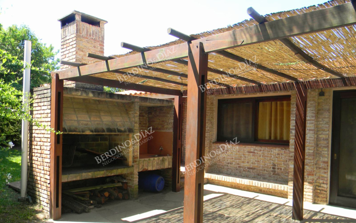Casa ID.948 - Chalet en venta en zona Pinares de Punta del Este SUSPENDIDA