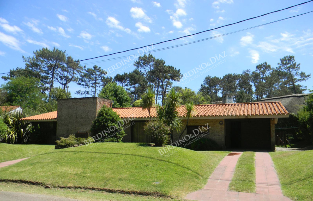 Casa ID.948 - Chalet en venta en zona Pinares de Punta del Este SUSPENDIDA