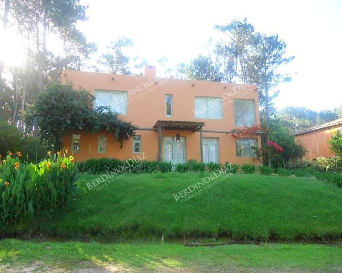 Casa ID.84 - Hermosa y Espectacular Casa en Laguna Blanca una Zona Exclusiva de Mucha Categoría