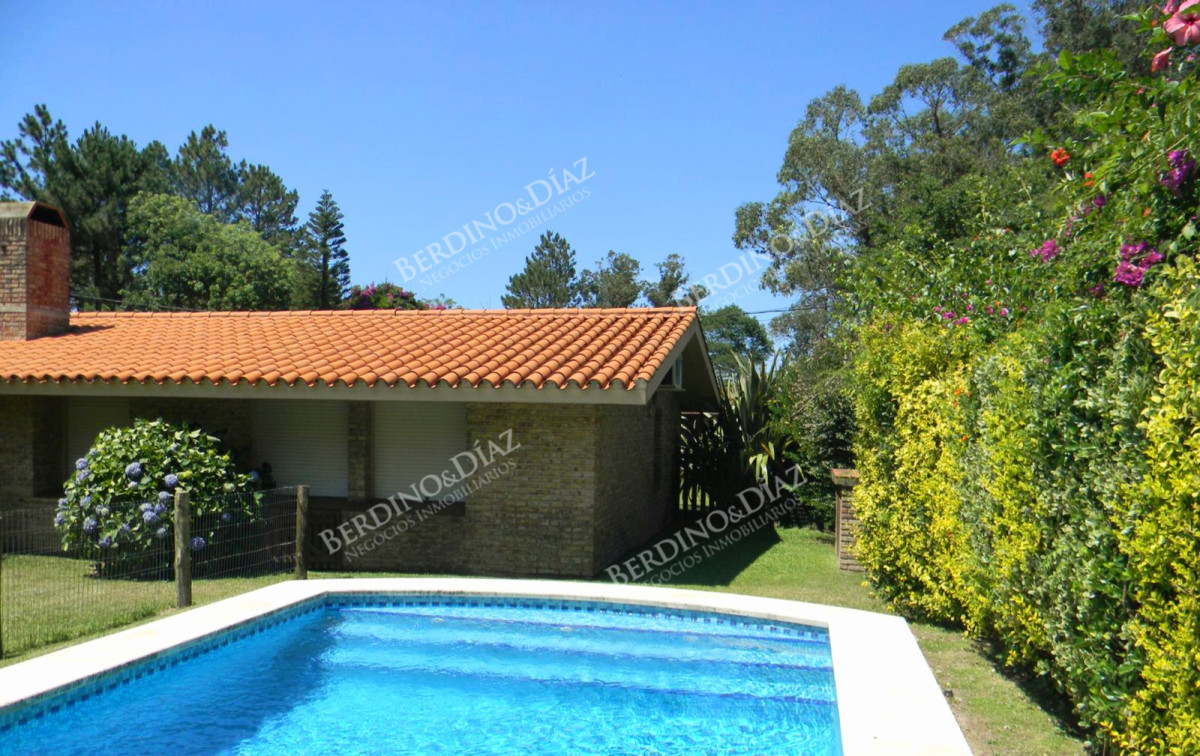 Casa ID.948 - Chalet en venta en zona Pinares de Punta del Este SUSPENDIDA